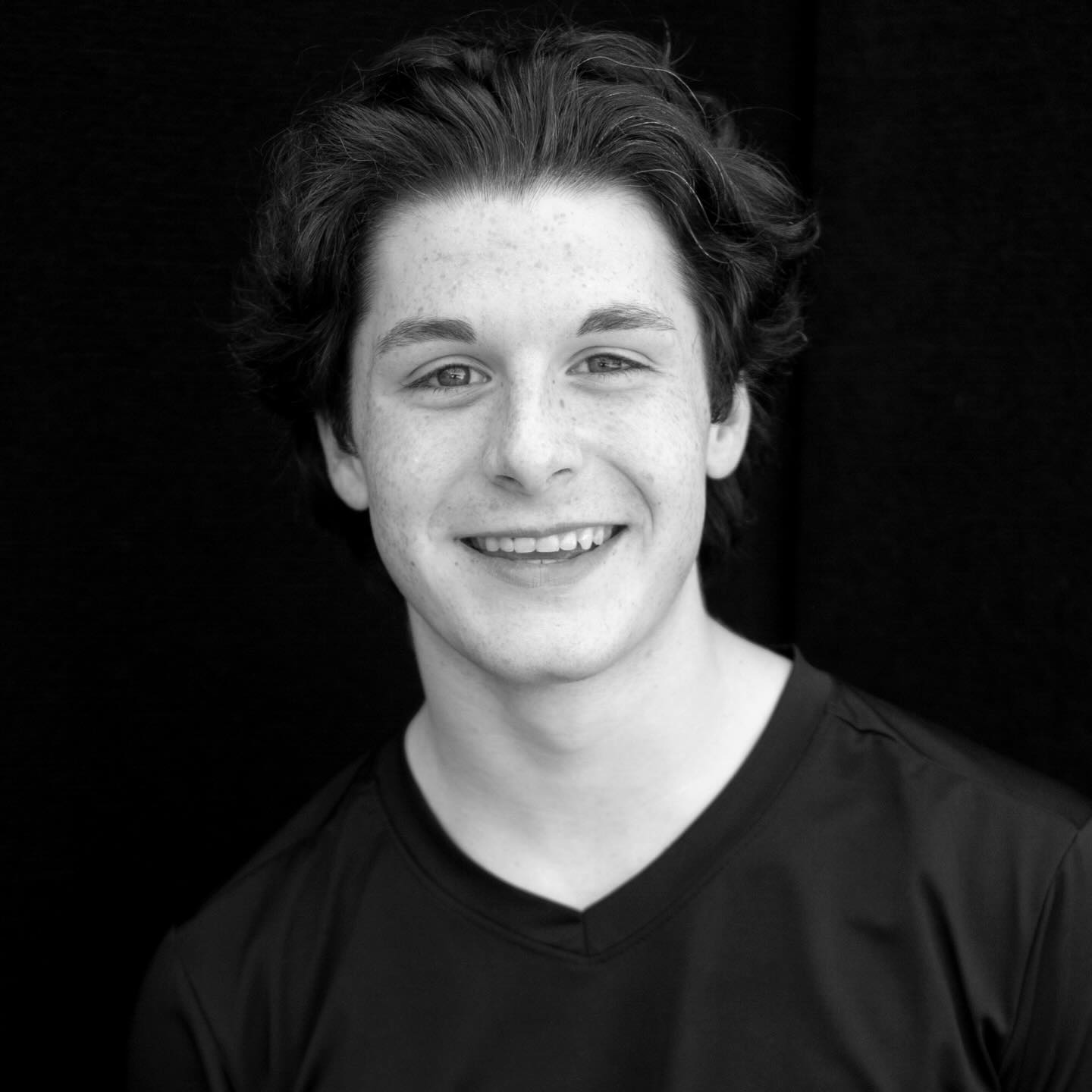 Meet Parker 📦🥊🖤
Parker is a junior member of OneVoice! Parker is our beatboxer and also sings Tenor 1. His favorite OneVoice memory is going to A Cappella Academy over the summer!
Everyone show Parker some love 👏👏👏